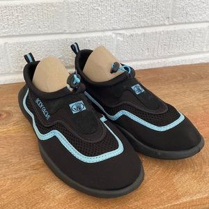 Size 8 Body Glove water shoes